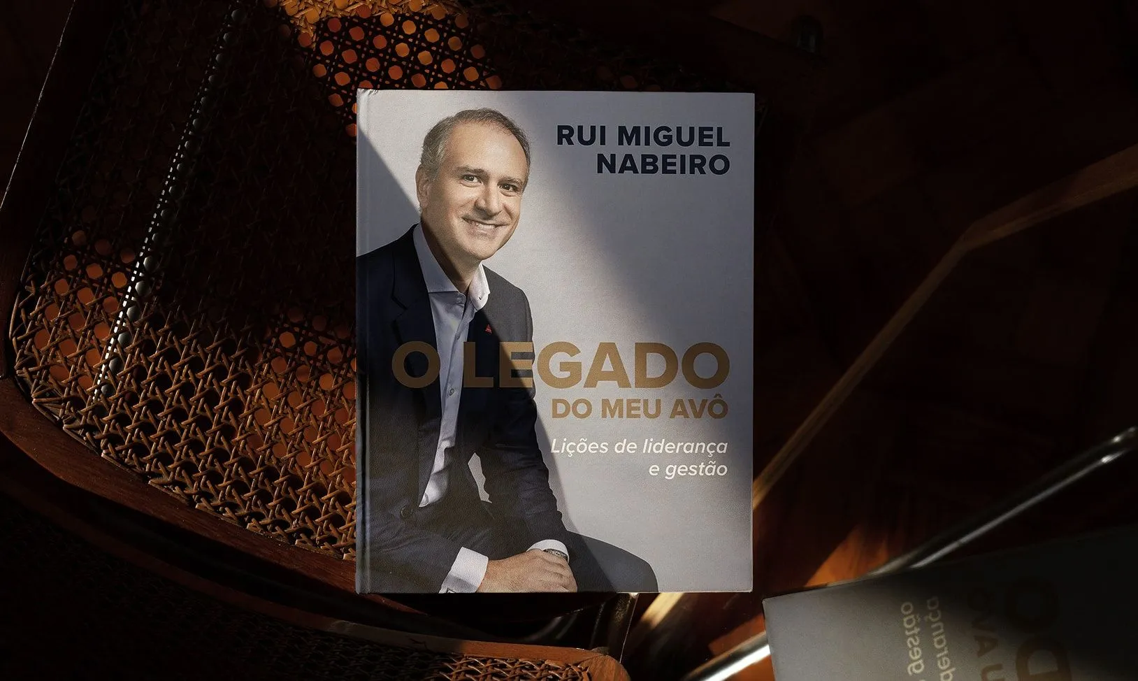 Respondendo à crescente procura de café em grão e apresentando um formato ideal para todos os apreciadores de café Atenta às necessidades atuais e respondendo à crescente procura de café em grão, a Delta Cafés apresenta o novo Lote Ritual agora em grão para uma nova experiência de café de qualidade em casa.
