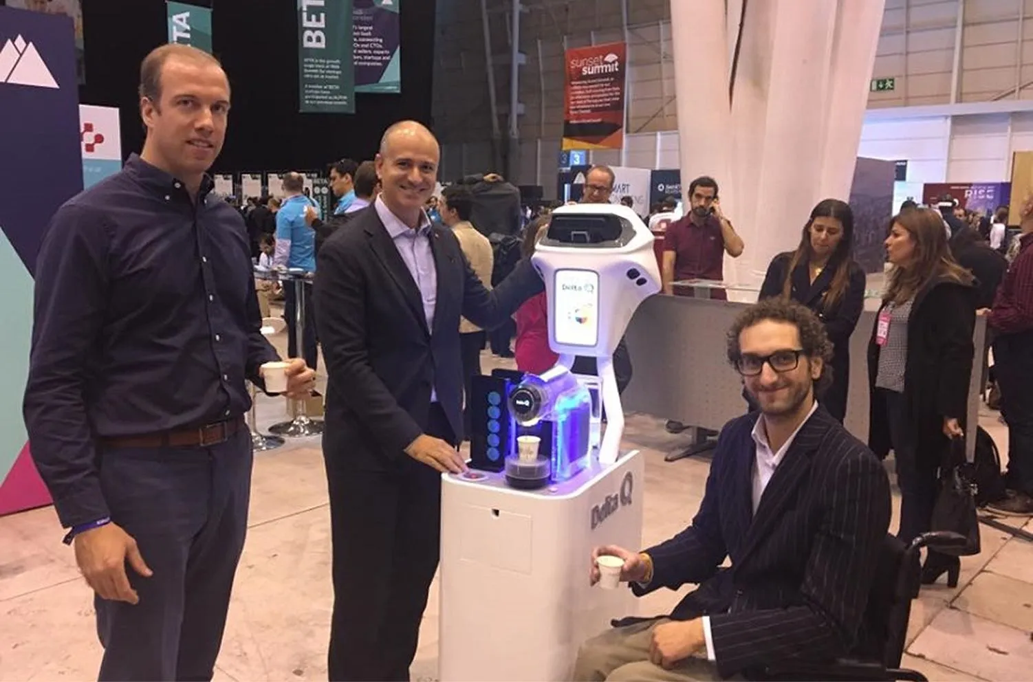 Rui Miguel Nabeiro a demonstrar o funcionamento do robô Qoffe Qar.