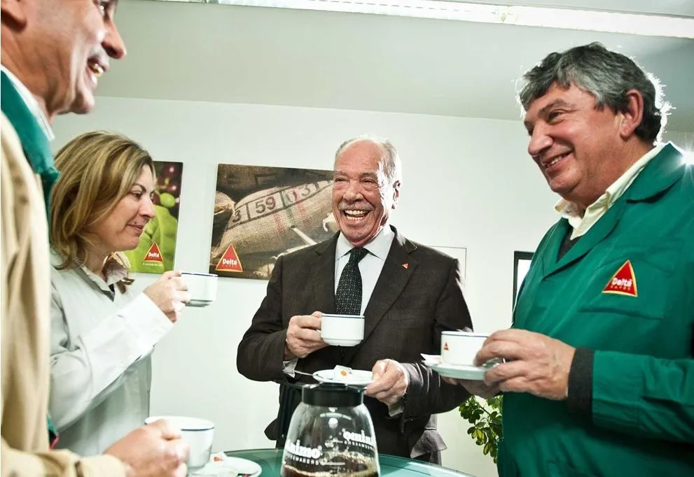 O fundador da delta demonstrando no terreno a sua filosofia “um cliente, um amigo”.