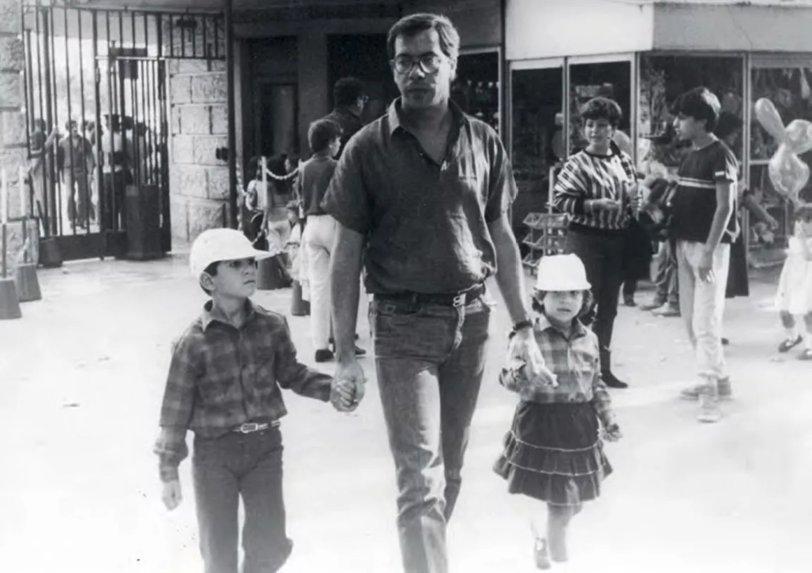 Rita e Rui com o Pai, João Manuel, numa visita à fábrica Delta.