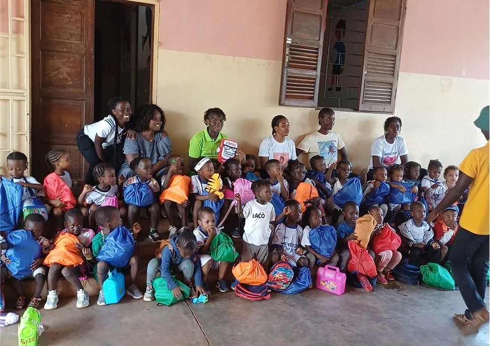 Na Guiné-Bissau, a Associação “A Missão Católica” começou por criar um infantário para 80 bebés. Mais tarde, deu vida a uma escola primária com 57 crianças, onde uma das salas recebeu um nome especial: Sala Delta.