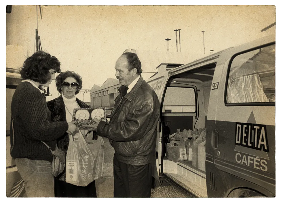 O fundador da Delta demonstrando no terreno a sua filosofia “um cliente, um amigo”.