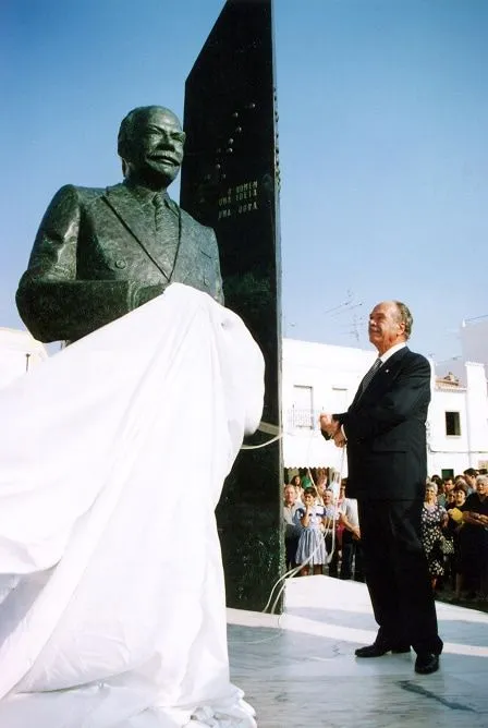 15 de agosto de 1998, é descerrada na Avenida da Liberdade a estátua de Rui Nabeiro