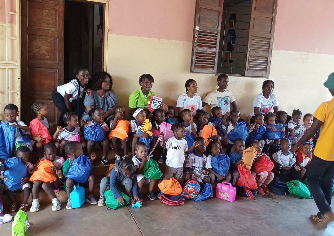 Na Guiné-Bissau, a Associação “A Missão Católica” começou por criar um infantário para 80 bebés. Mais tarde, deu vida a uma escola primária com 57 crianças, onde uma das salas recebeu um nome especial: Sala Delta. Na Guiné-Bissau, a Associação “A Missão Católica” começou por criar um infantário para 80 bebés. Mais tarde, deu vida a uma escola primária com 57 crianças, onde uma das salas recebeu um nome especial: Sala Delta.