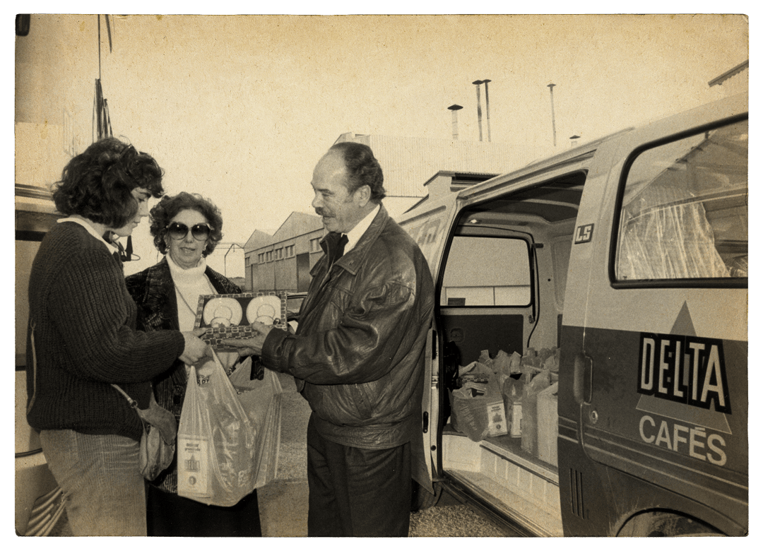 O fundador da Delta demonstrando no terreno a sua filosofia “um cliente, um amigo”. O fundador da Delta demonstrando no terreno a sua filosofia “um cliente, um amigo”.