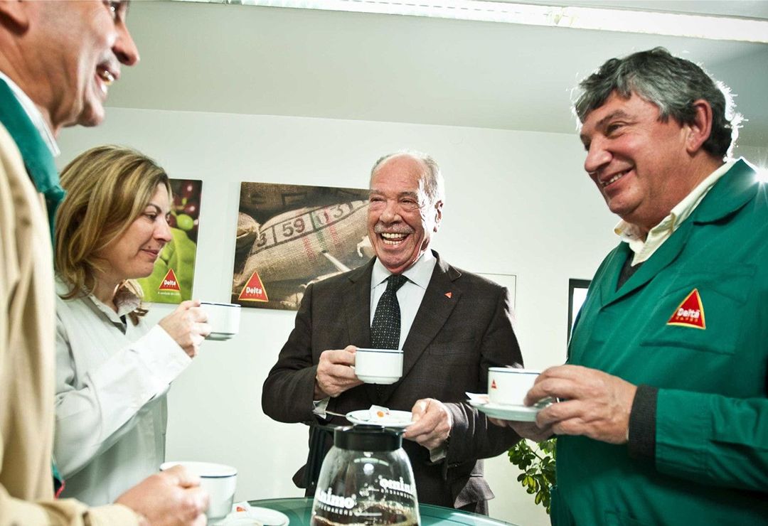 O fundador da delta demonstrando no terreno a sua filosofia “um cliente, um amigo”. O fundador da delta demonstrando no terreno a sua filosofia “um cliente, um amigo”.